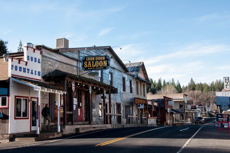 These 12 Central California Mountain Towns Feel Like A Secret Worth Finding - Decor Hint Groveland, California