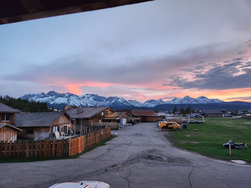 This Tiny Idaho Mountain Town Barely Reaches 80 Degrees Even In The Middle Of Summer - Decor Hint Take Advantage Of Clear Mornings Before Afternoon Clouds Build