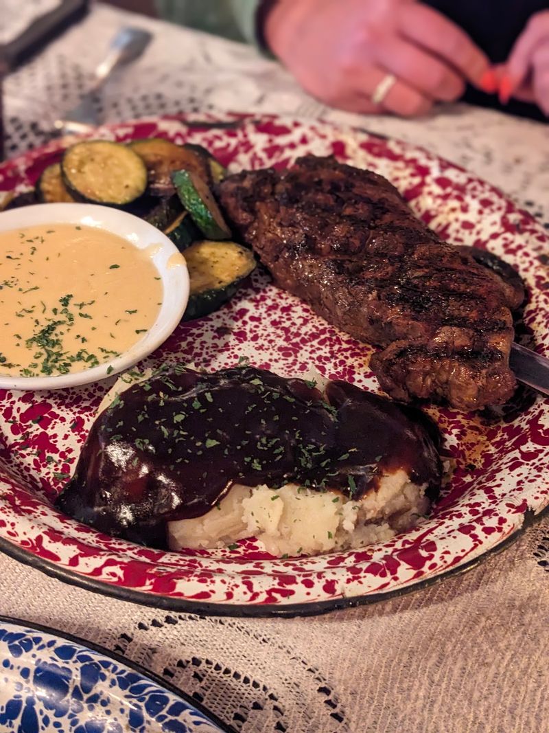 This Remote Washington Restaurant Quietly Serves Some Of The Best Steaks In The State - Decor Hint Tips For Planning Your Visit
