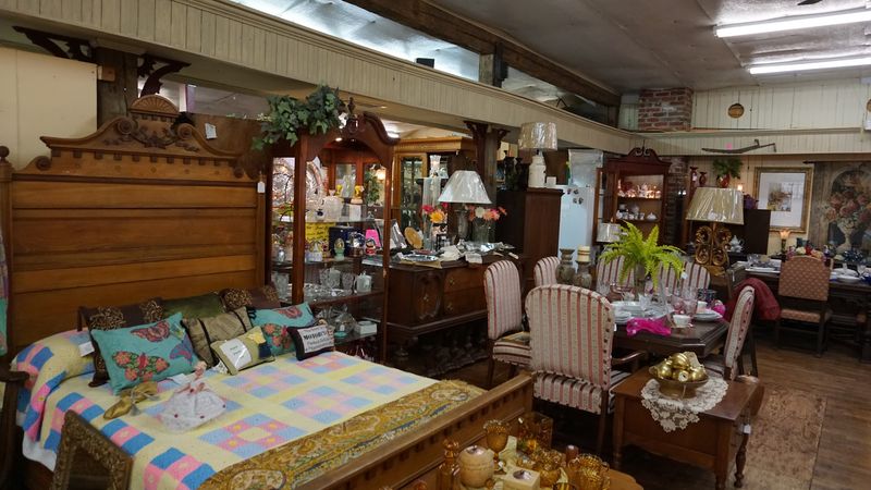 Almost Nobody Outside Kentucky Knows About This Secret Antique Village - Decor Hint Quilts, Folk Art, And Kentucky Craft Traditions