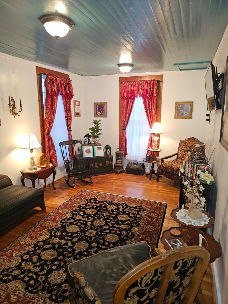 The Guided Tour That Earns Your Attention