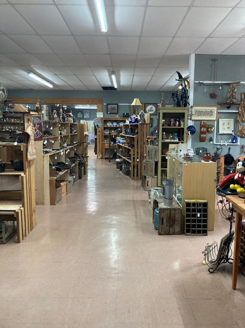 This Massive Antique Mall In Georgia Is The Sort Of Treasure-Filled Spot Collectors Dream About - Decor Hint Getting There And What To Expect