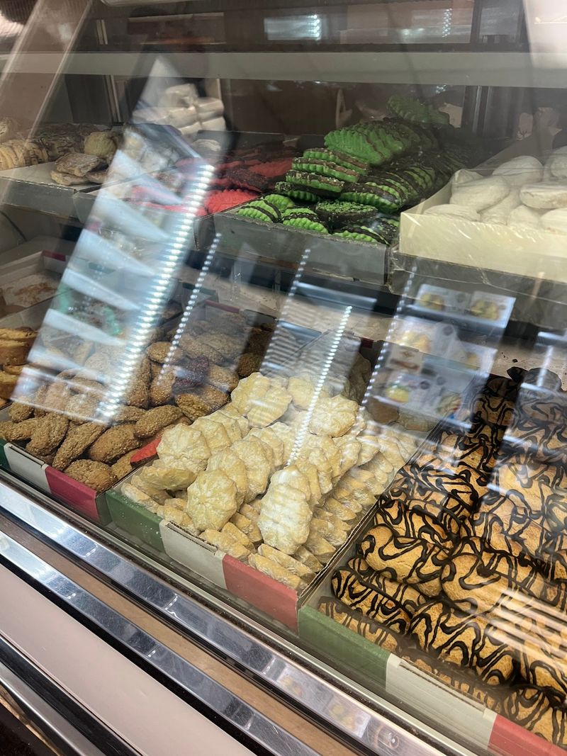 Cannoli Can Turn A Sandwich Run Into A Dessert Run