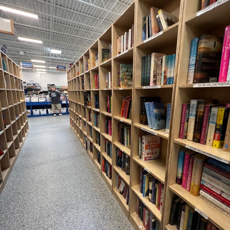 This North Carolina Used-Book Paradise Is So Loved People Drove Nearly 570 Miles For It - Decor Hint Dig Through Used Titles Without Knowing What You Will Find