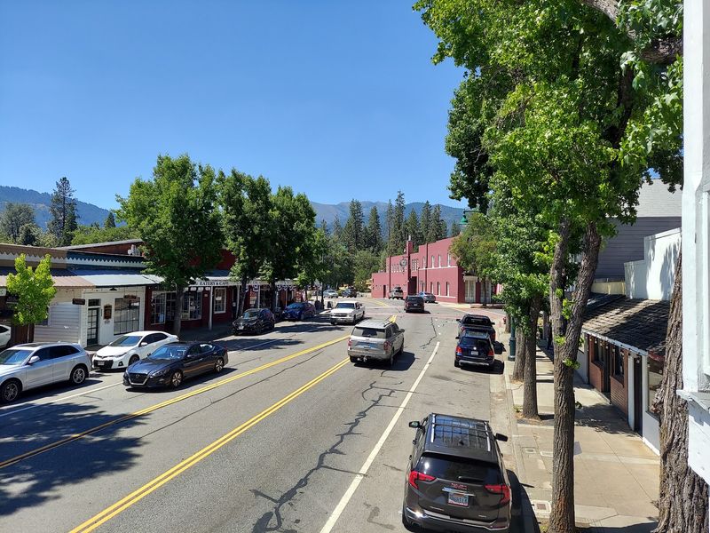 12 Surprisingly Affordable Small California Towns To Visit Before Summer Ends - Decor Hint Weaverville, Trinity Alps Quiet Without The Crowds
