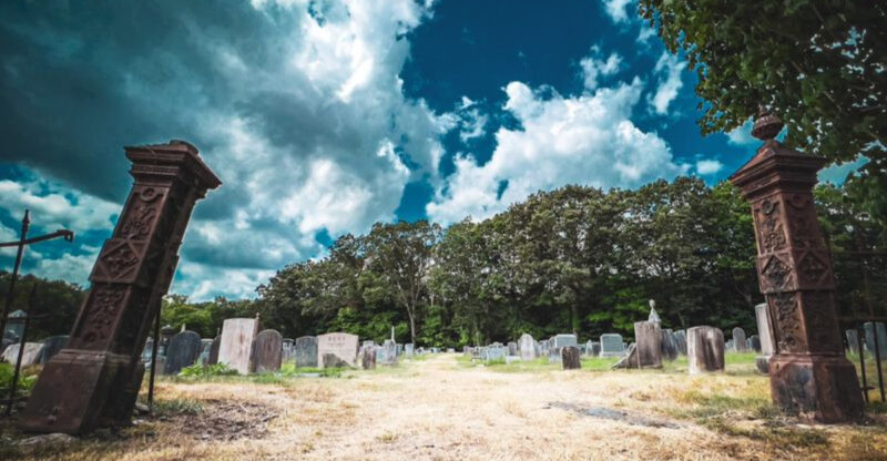 7 Haunted Cemeteries In Connecticut That Locals Swear Are Too Creepy To Visit Alone