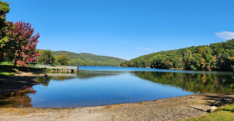 8 Connecticut Lakes That Are Surprisingly Affordable For A Weekend Trip
