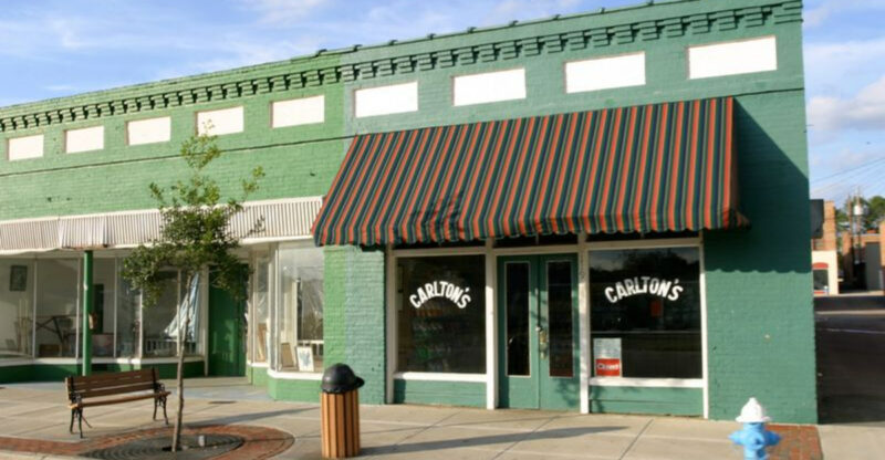 This Georgia Hot Dog Joint Serves Chili Dogs So Good Locals Line Up Before Lunch