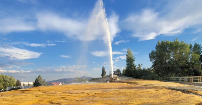 This Tiny Idaho Town Has A 100-Foot Geyser That Erupts Right Downtown Every Hour