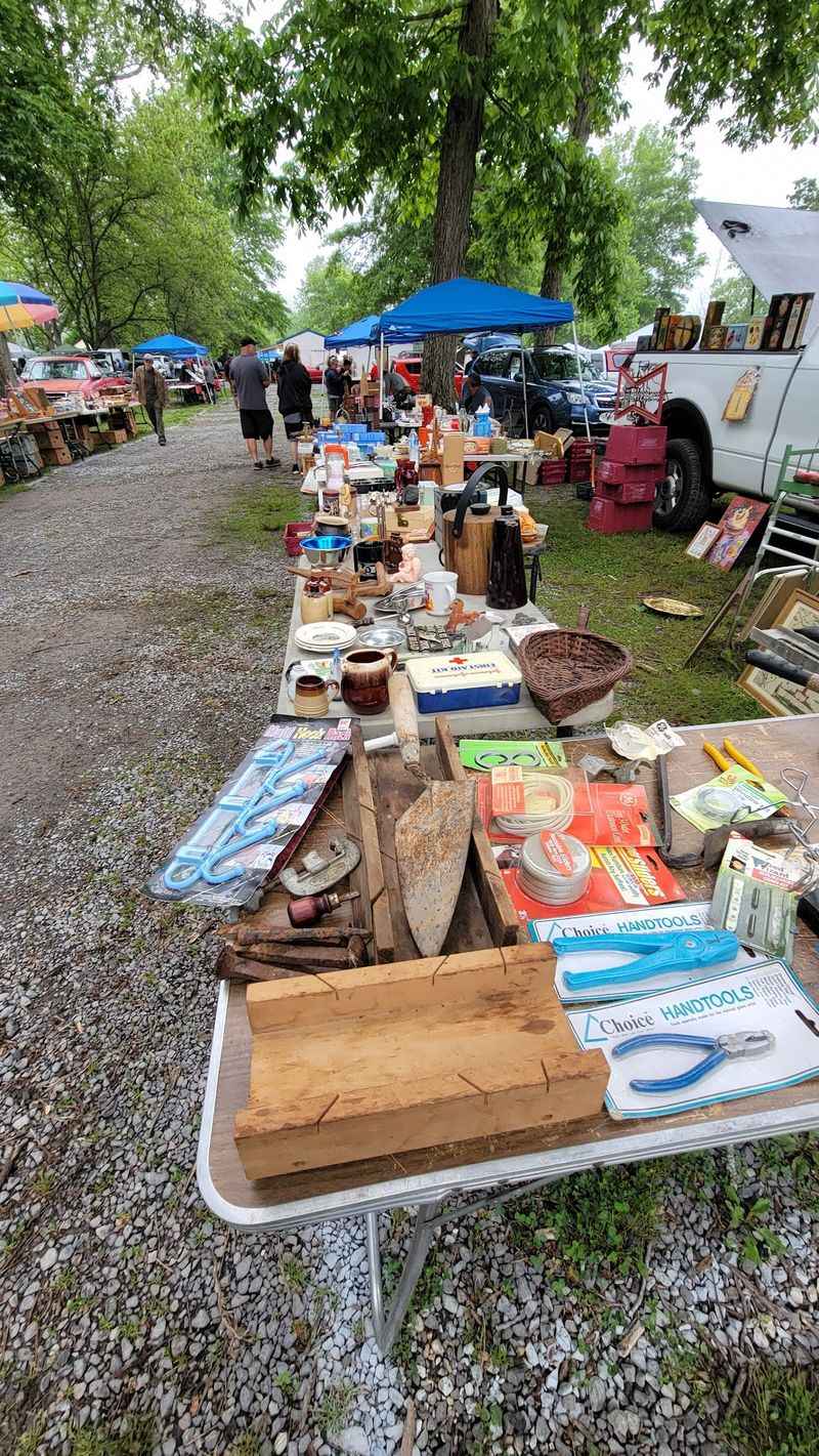 10 Bazaars In West Virginia Where Your Money Goes Further Than You’d Expect - Decor Hint Pence Springs Flea Market
