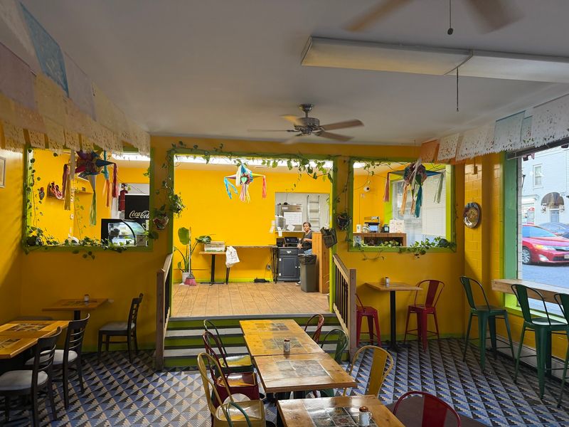 10 Mom-And-Pop Mexican Restaurants In New York That Make The Drive Worthwhile - Decor Hint El Azteca Mexican Restaurant, Poughkeepsie