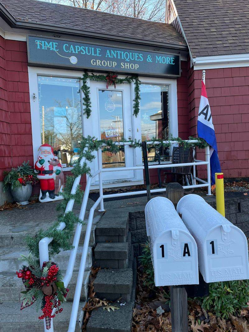 8 Gigantic New Hampshire Secondhand Shops Worth Driving Miles To Browse - Decor Hint Time Capsule Antiques & More, Plaistow