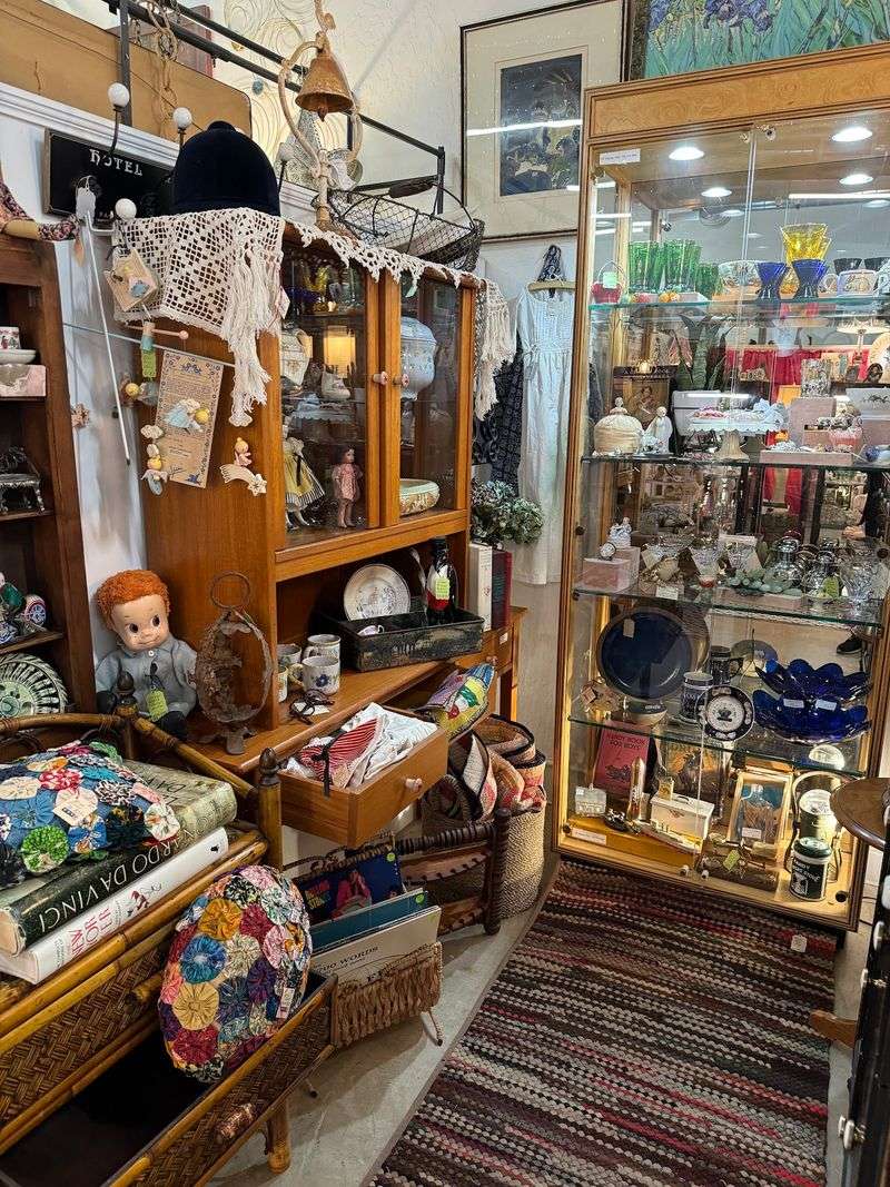Where To Find Sacramento'S 9 Most Surprisingly Affordable Vintage Markets - Decor Hint Blue Moon Vintage Market: Curated Without The Sticker Shock