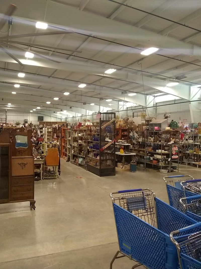 The Enormous Antique Store In Missouri That Takes Almost All Day To Explore - Decor Hint More Than 450 Vendors Under One Roof