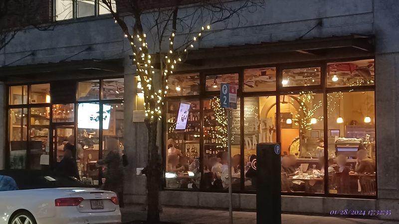 This Old-School Oregon Italian Restaurant Still Pulls In Massive Crowds - Decor Hint The Room Has Its Own Accent