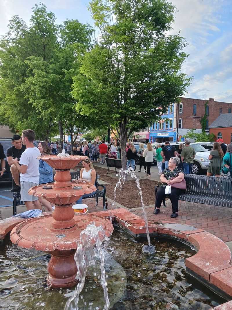 This Kentucky River Town Is Beautiful, Welcoming, And Easy On Your Budget - Decor Hint Big Fun On A Small Budget