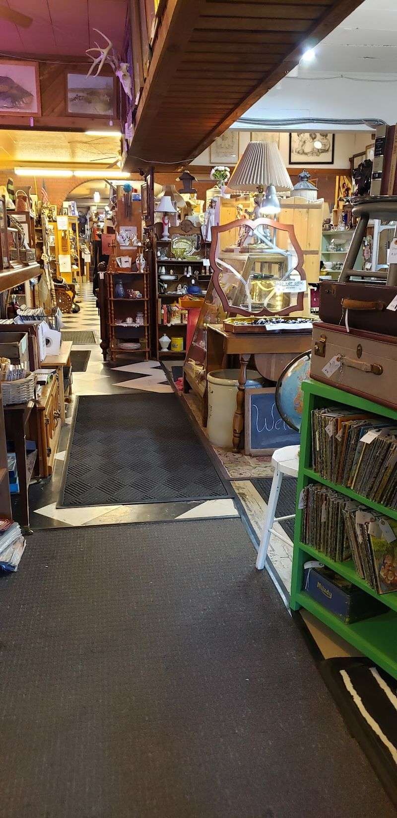 You Can Lose A Whole Afternoon Getting Lost Among The Vendors In This Deceptively Huge Idaho Antique Mall - Decor Hint The Sweet Ladies Behind the Counter
