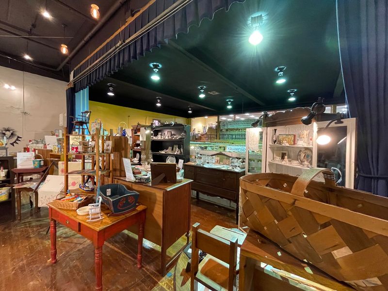 This Massive Antique Store In Illinois Is A Treasure Trove Of Rare Antiques And Collectibles - Decor Hint Furniture Worth Measuring Twice