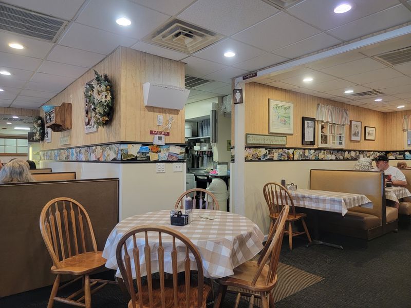 This Amish Kitchen In Florida Bakes More Than Twenty Kinds Of Pie Every Morning - Decor Hint From Nappanee, Indiana to a Florida Corner Lot