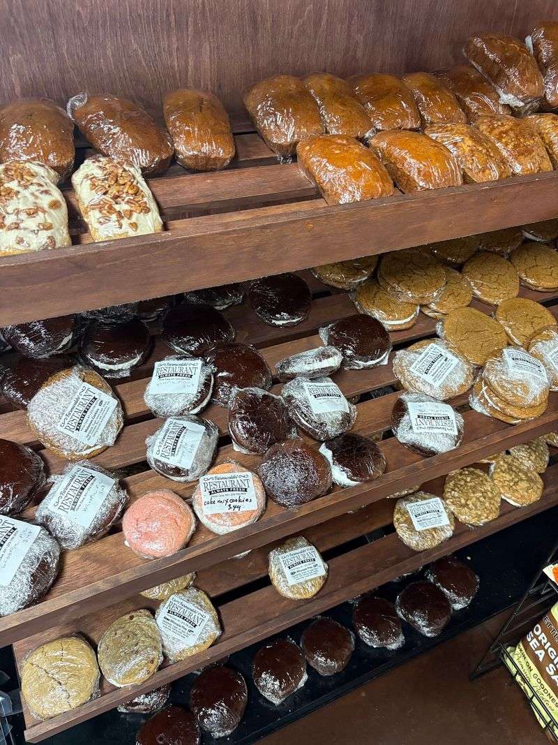 This Off-The-Grid Kentucky Amish Bakery Has A Waitlist For Their Fall Pies - Decor Hint Timing Your Visit Like A Regular