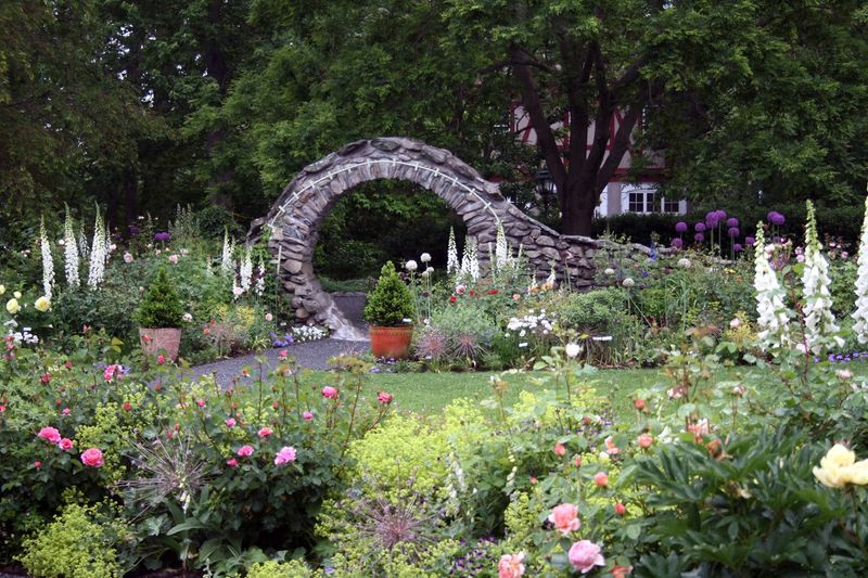 This Rhode Island Estate Offers A Peaceful Afternoon Of Gardens, History, And Bay Views - Decor Hint English Charm On American Shores
