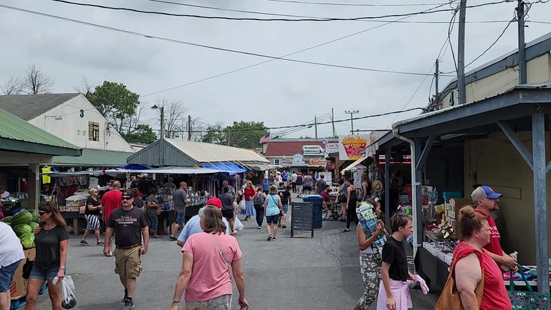 This Pennsylvania Amish Flea Market Is Worth The Trip Every Friday - Decor Hint Sixty Acres Of Serious Walking