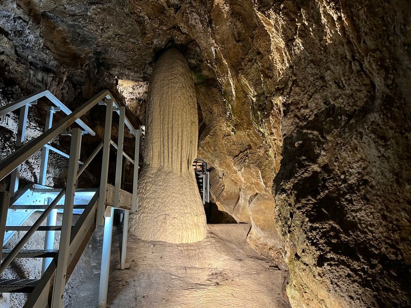 Most People Walk Right Past This Stunning Underground Cave In Washington - Decor Hint Rock That Is Older Than The Dinosaurs
