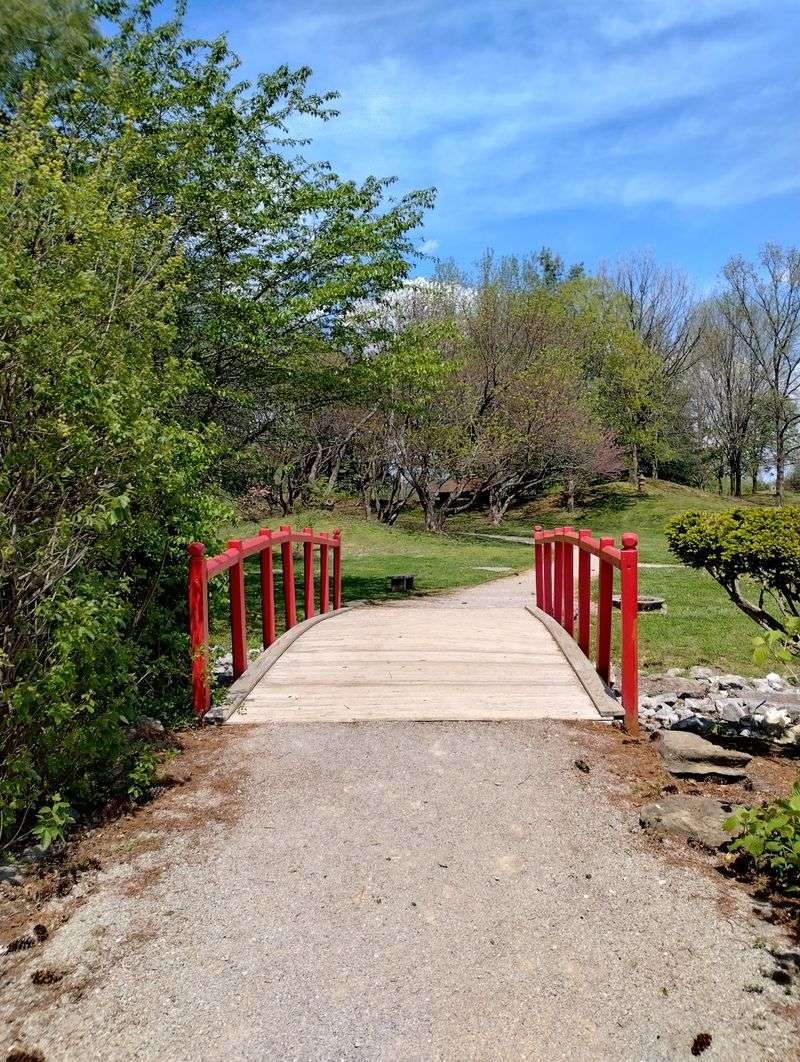 This Free Kentucky Japanese Garden Has Arched Bridges, Koi Ponds, And Peaceful Paths Waiting To Be Explored - Decor Hint The Bright Red Bridge Everyone Wants To Cross