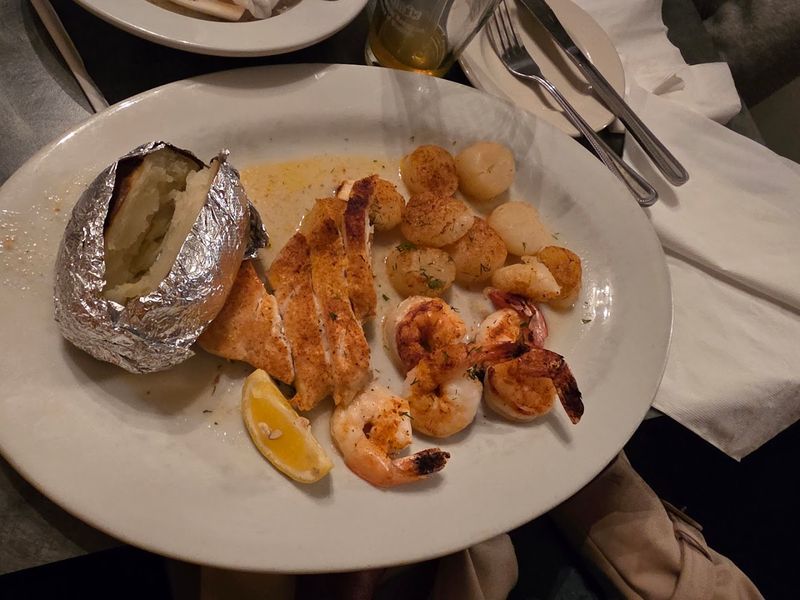 This Casual Restaurant In Georgia Has Seafood So Delicious It'S Worth The Drive - Decor Hint Perfectly Cooked Seafood Entrees Worth Every Penny