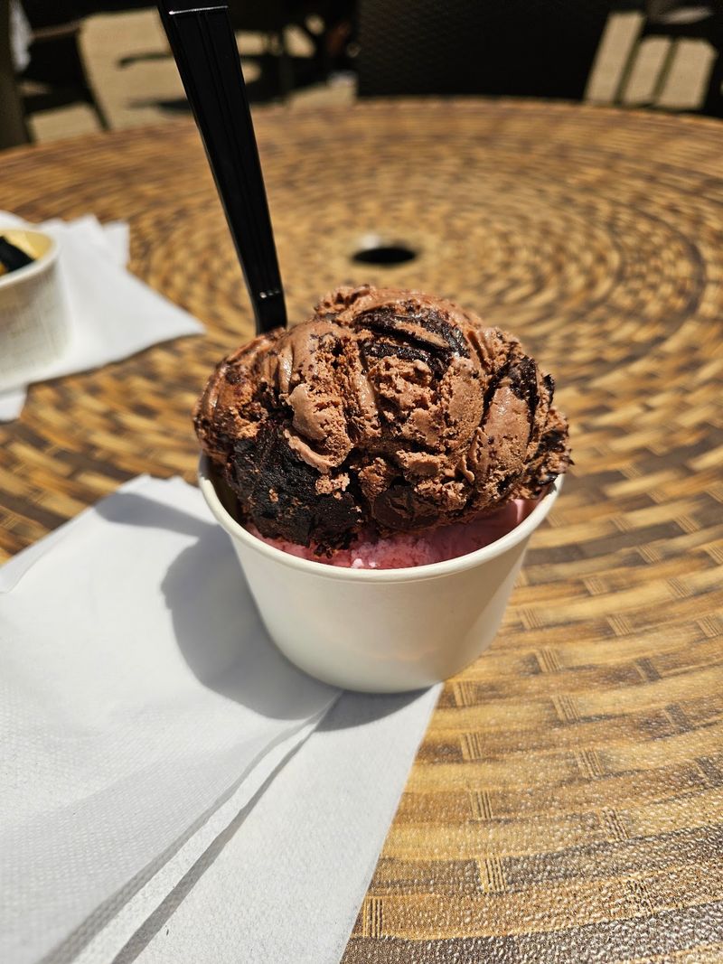 This Ohio Destination Pairs More Than 40 Ice Cream Flavors With 20 Acres Of Family Fun - Decor Hint Forty Flavors And Counting