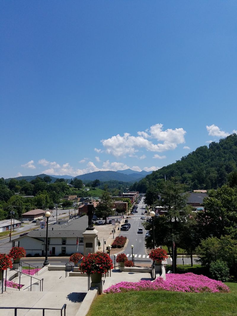 This Tiny Georgia Mountain Town Sits Above 3,000 Feet And Turns Gorgeous Every Fall - Decor Hint More Than Just A Pretty View