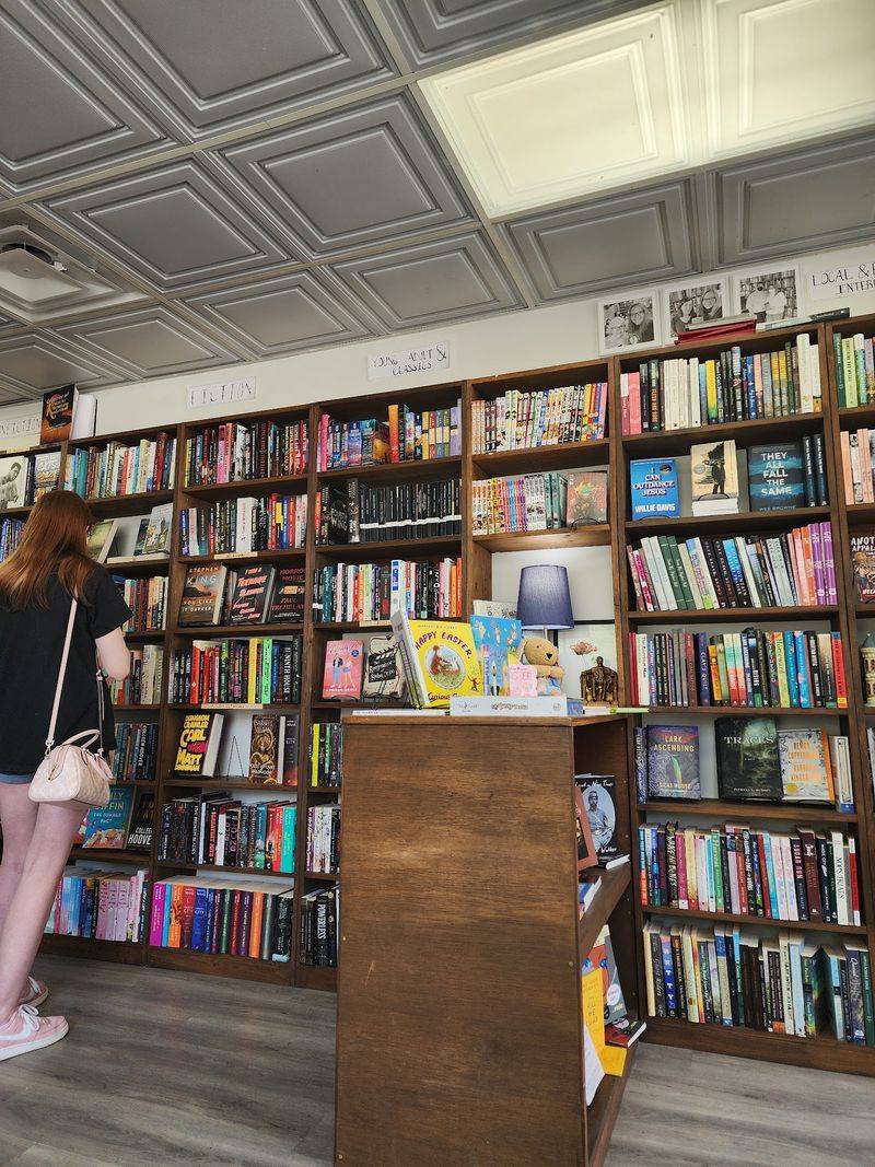 This Woman-Owned Kentucky Bookstore Doubles As The Town'S Living Room - Decor Hint Born From A Writers Workshop And A Stubborn Idea