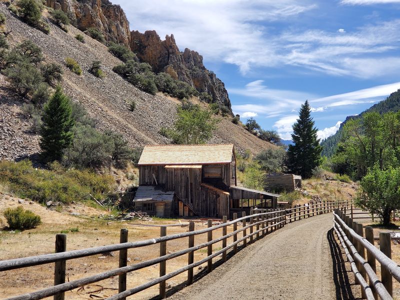 This Remote Idaho Ghost Town Is A Well-Preserved Mining Camp You Reach By A Rough Dirt Road - Decor Hint The Drive That Guards The Town