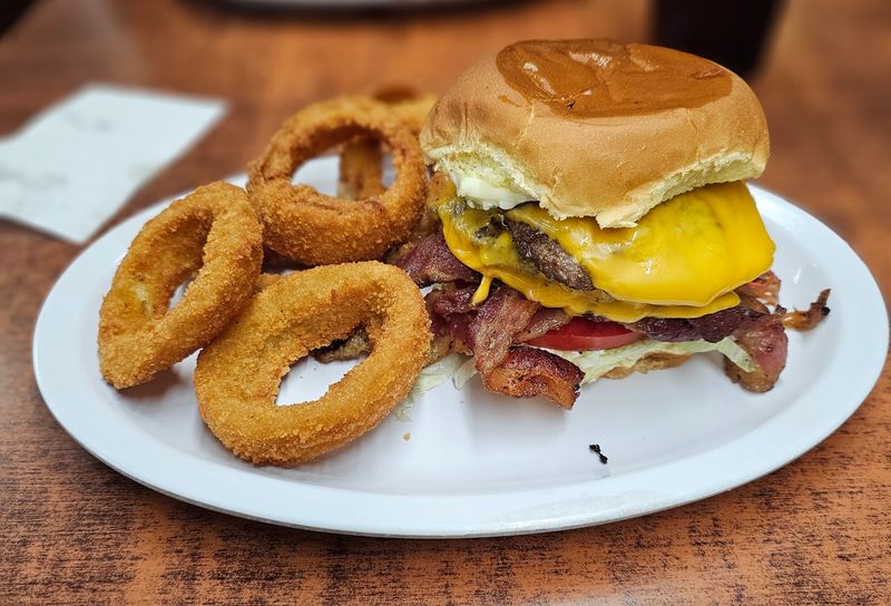 People Drive From All Over Tennessee Just To Eat At This Retro 1950s Burger Joint - Decor Hint Burgers With Backbone