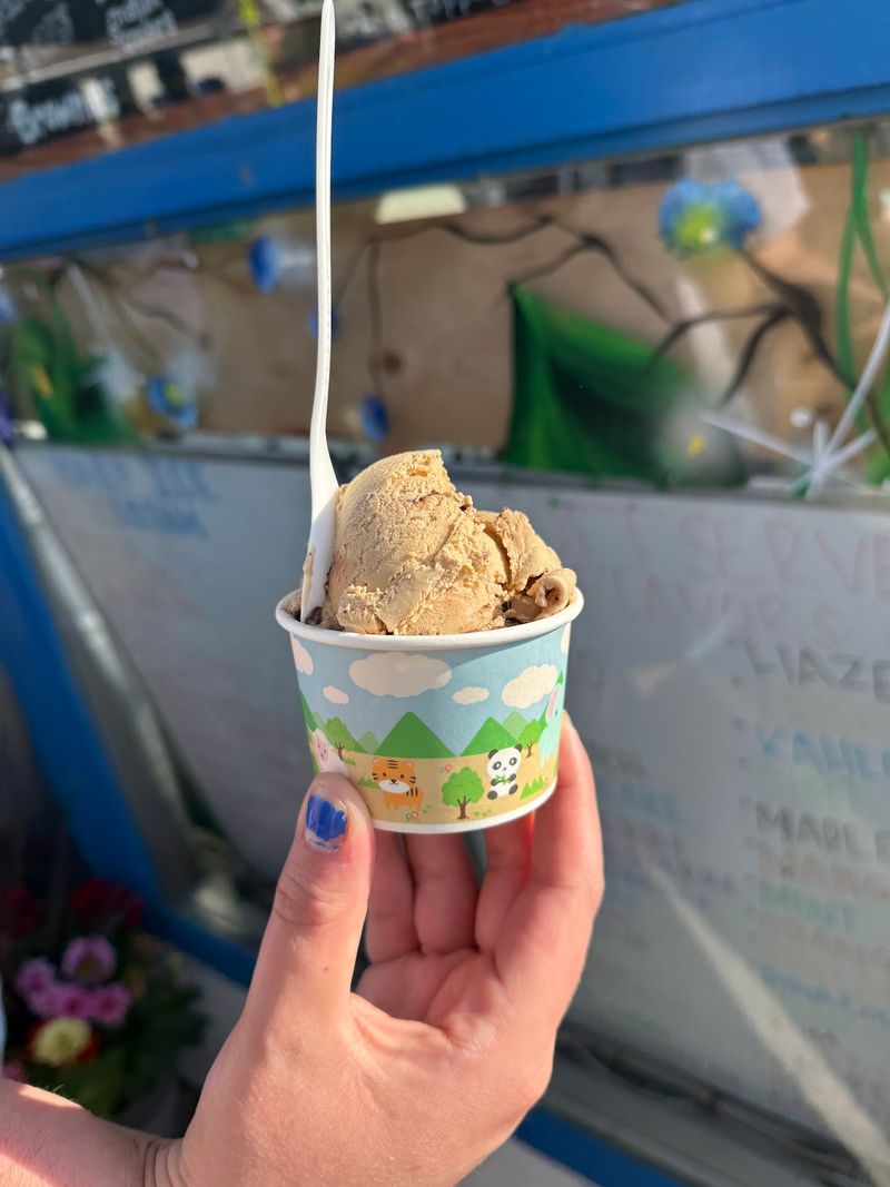 This Tiny Connecticut Seafood Shack Has Fried Clams That Are Absolutely Worth Trying - Decor Hint An Old Ice Cream Stand Became A Seafood Landmark