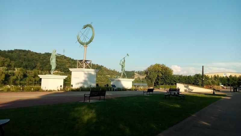 This Kentucky River Town Is Beautiful, Welcoming, And Easy On Your Budget - Decor Hint Sculptures, Sunsets, And A Riverside Stroll