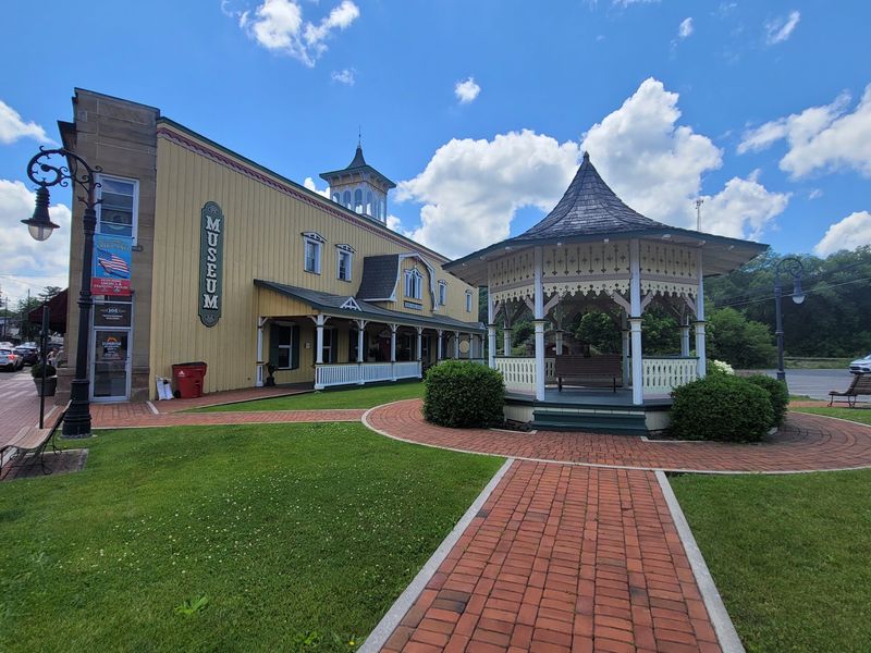 Locals Say This Maryland Mountain Town Has Become Too Popular For Its Own Good - Decor Hint Alpacas, Horses, And Sleigh Bells Nearby