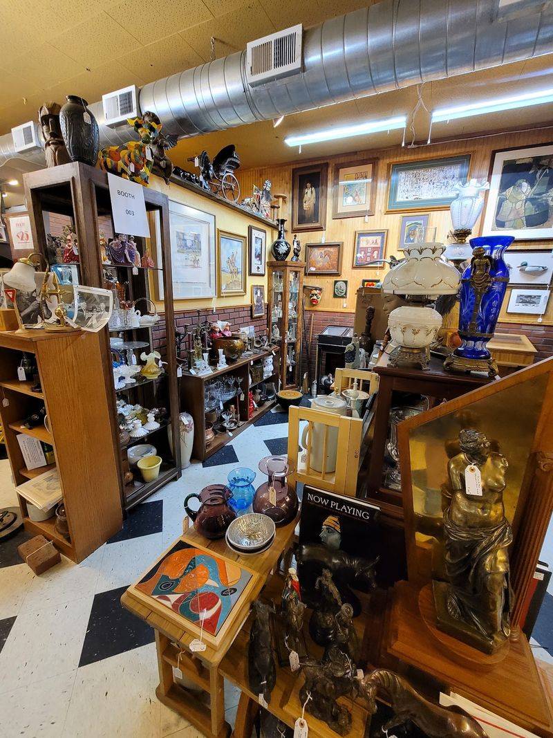 You Can Lose A Whole Afternoon Getting Lost Among The Vendors In This Deceptively Huge Idaho Antique Mall - Decor Hint Where Booths Become Little Worlds