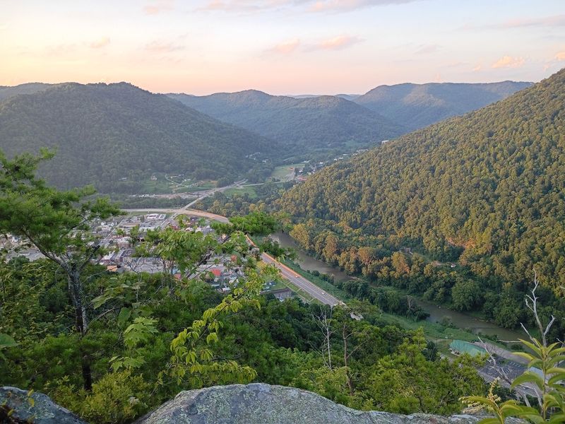 Few People Know About The Lost Treasure Hidden In This Kentucky River - Decor Hint Three Million Dollars Goes Straight Into The Water