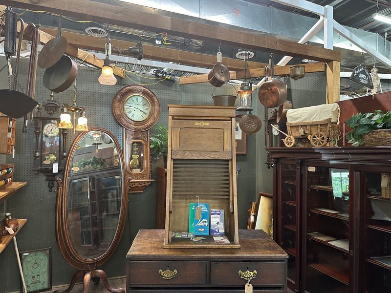 This Enormous Tennessee Antique Mall Packs 24,000 Square Feet With Vintage Finds - Decor Hint The Irish Merchant Behind The Name
