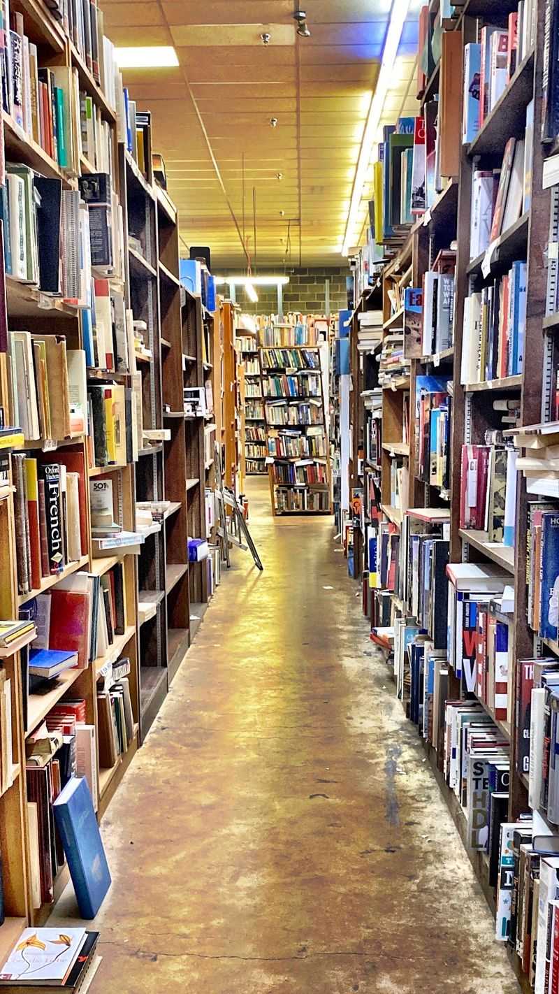 Get Lost In Maryland’s Massive Bookstore That Feels Like A Labyrinth - Decor Hint Narrow Aisles Built For Wandering