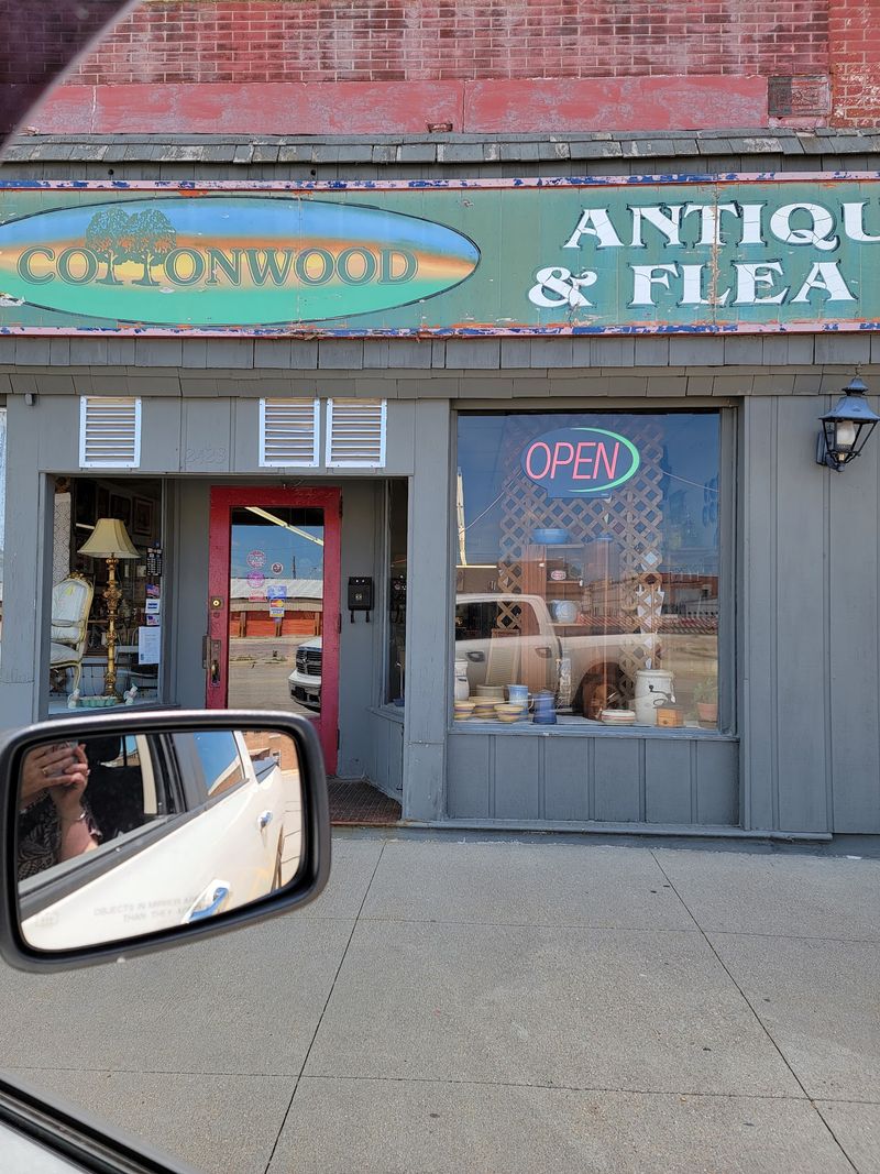 6 Nebraska Antique Malls Where You Hunt For Farm Antiques Among Hundreds Of Dealer Booths - Decor Hint Cottonwood Antique Mall in Columbus