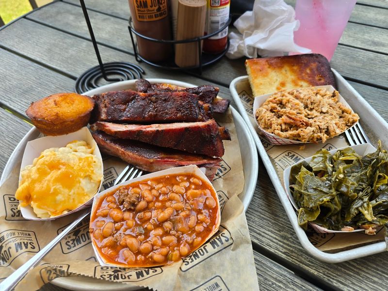 This North Carolina BBQ Joint Is In The Running For The Best Carolina-Style Barbecue In America - Decor Hint Save Room For Banana Pudding After The Smokehouse Favorites