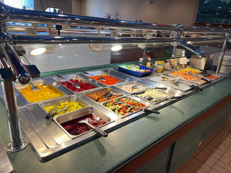 The Enormous Connecticut Buffet That Pairs Perfectly With A Fall Foliage Drive - Decor Hint All-You-Can-Eat Dining Keeps Plates Coming