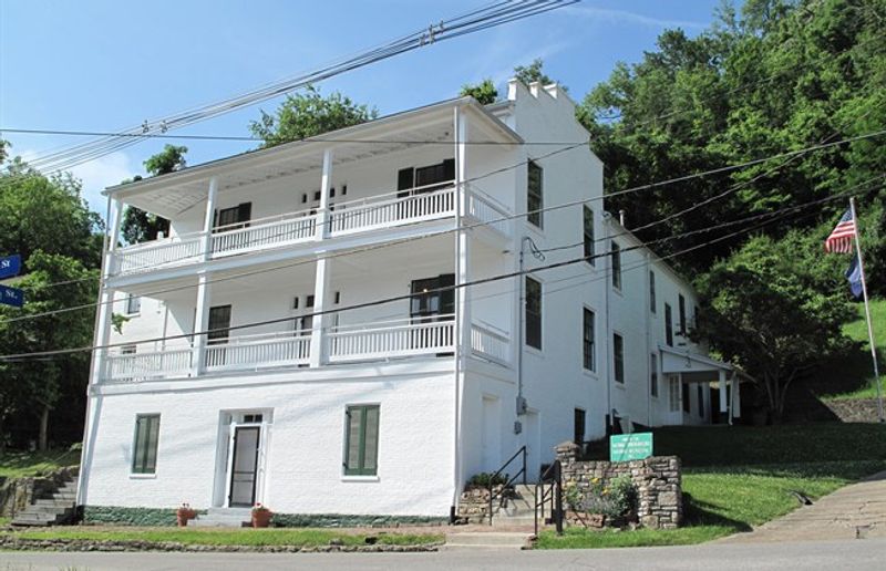 Why Visitors Are Falling Hard For This Small Historic Town In Kentucky - Decor Hint A Riverside Story Of Courage And Freedom
