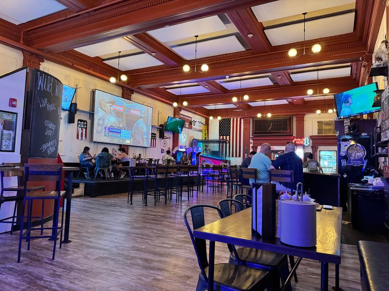 Most People Don'T Know This Humble Ohio Spot Serves One Of The State'S Best Burgers - Decor Hint Inside Feels Like A Neighborhood Hangout With Energy