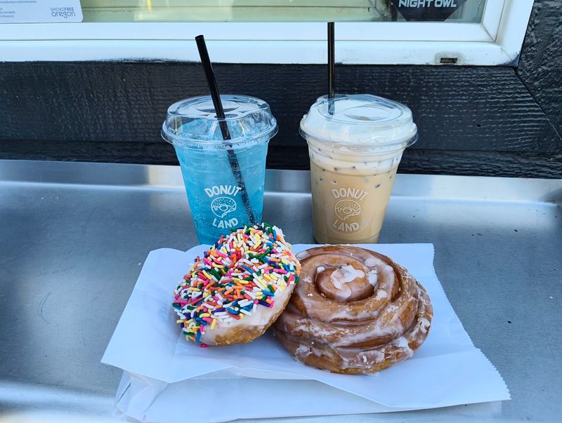 We Ranked 10 Oregon Donut Shops From Good To Surprisingly Addictive - Decor Hint Donut Land