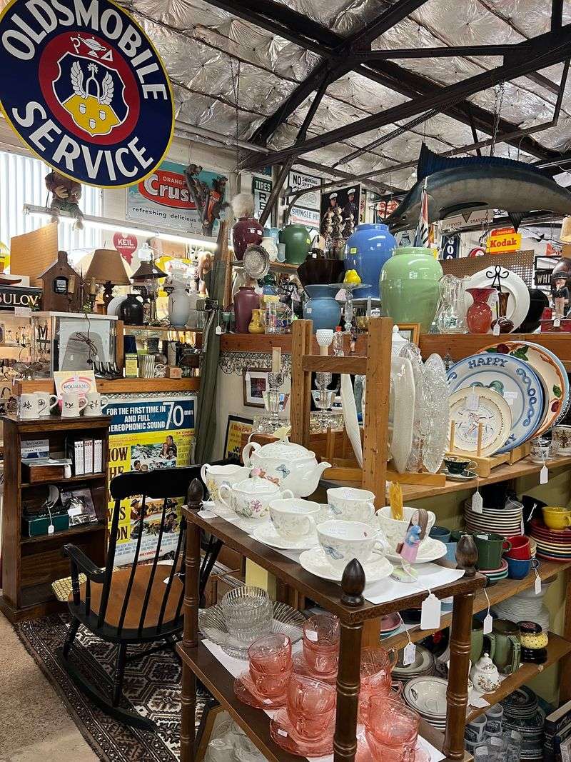Clinton Antique Center, Clinton