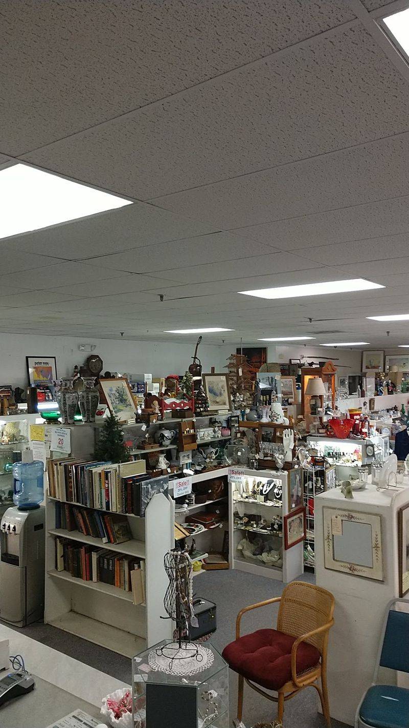 8 Gigantic New Hampshire Secondhand Shops Worth Driving Miles To Browse - Decor Hint 101A Antique & Collectible Center, Amherst