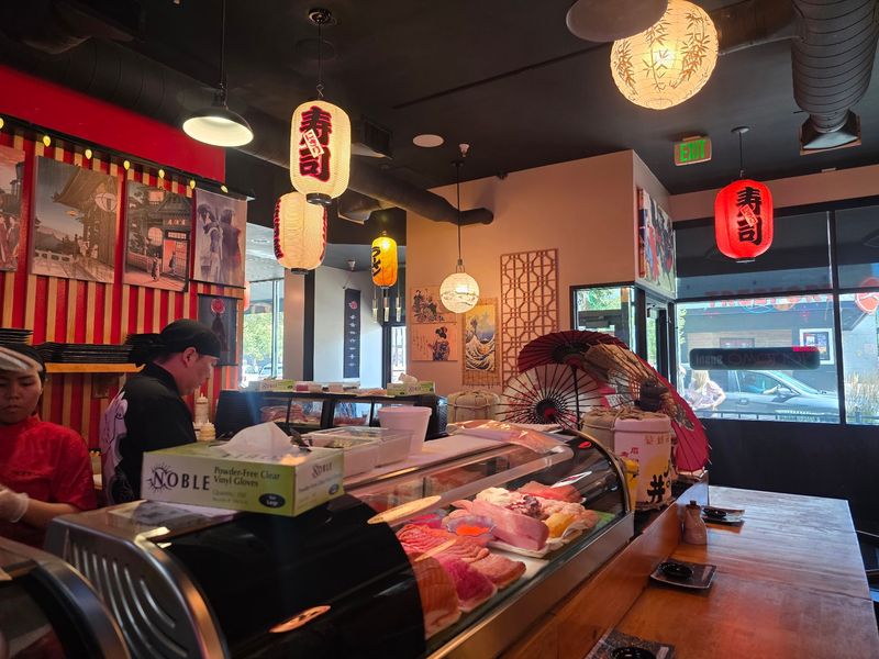 This Idaho All-You-Can-Eat Sushi Restaurant Keeps Fresh Rolls Coming To The Table - Decor Hint Sumo Art And Fairy Lights